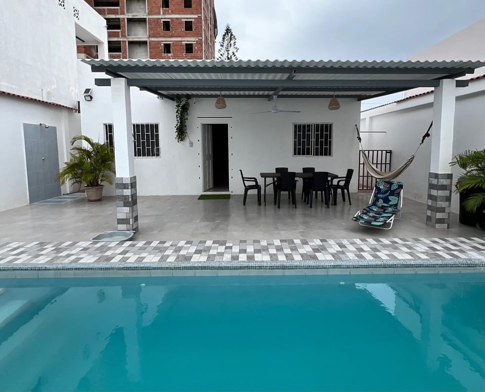 Patio, Swimming pool, sunbed