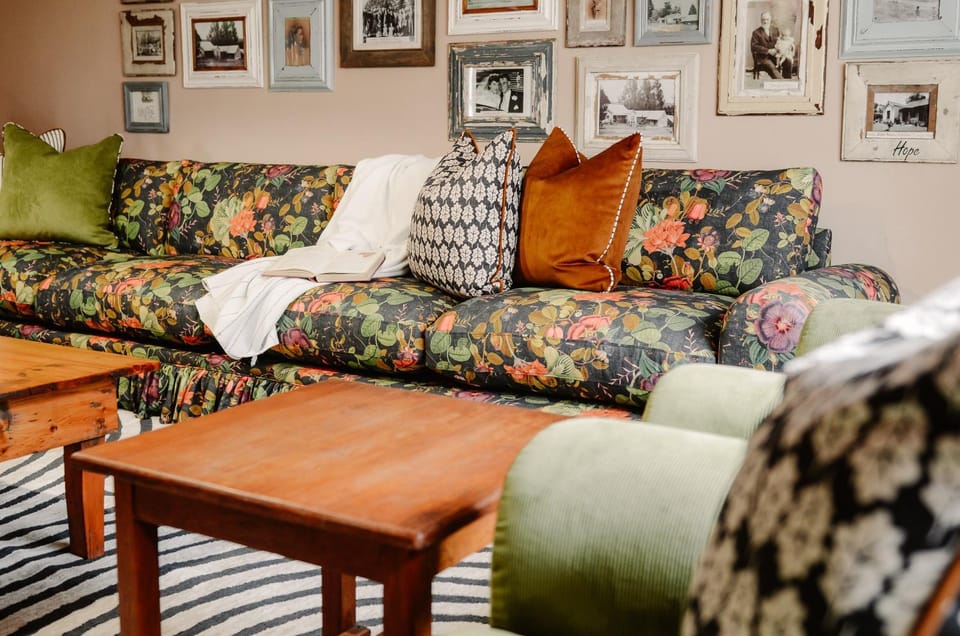 Living room, Seating area