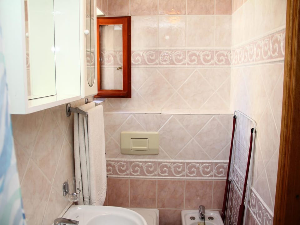 Shower, Toilet