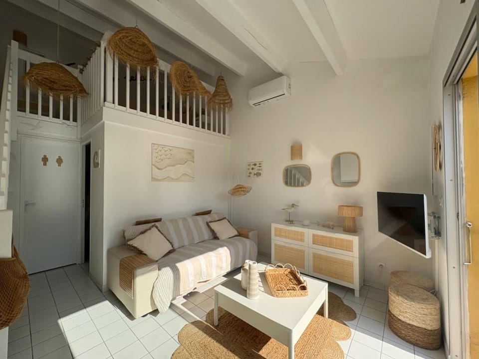 TV and multimedia, Seating area