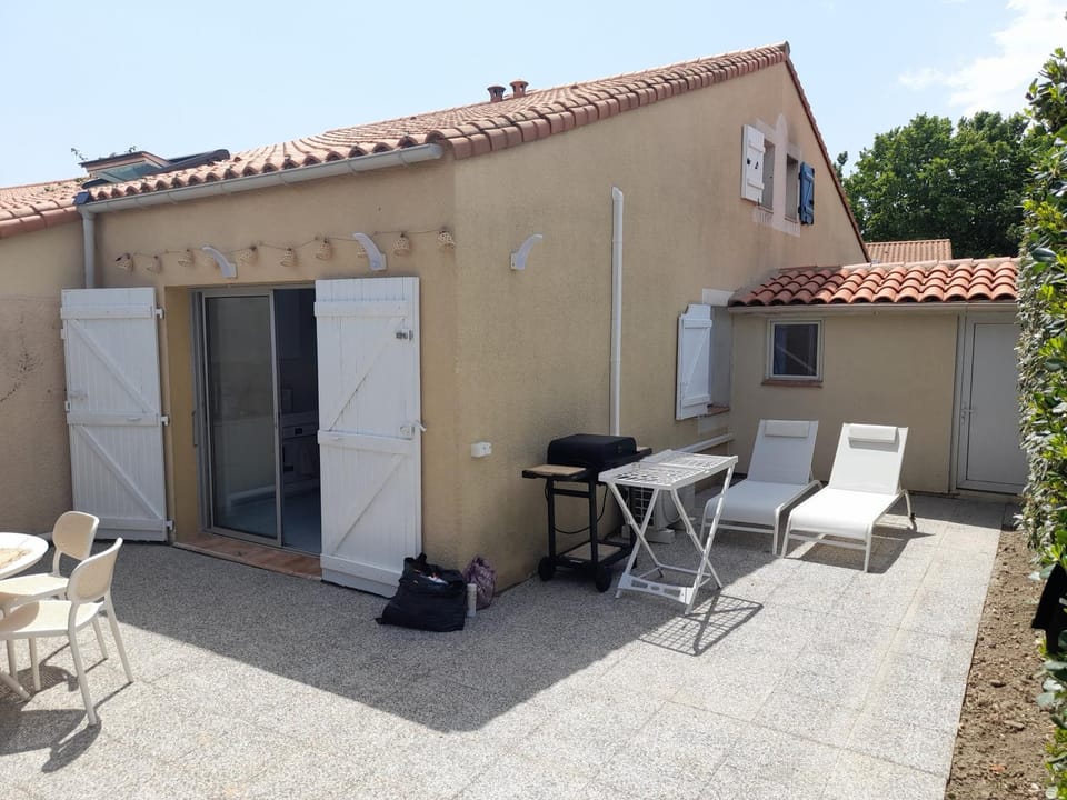 Property building, View (from property/room), Balcony/Terrace, Dining area, sunbed