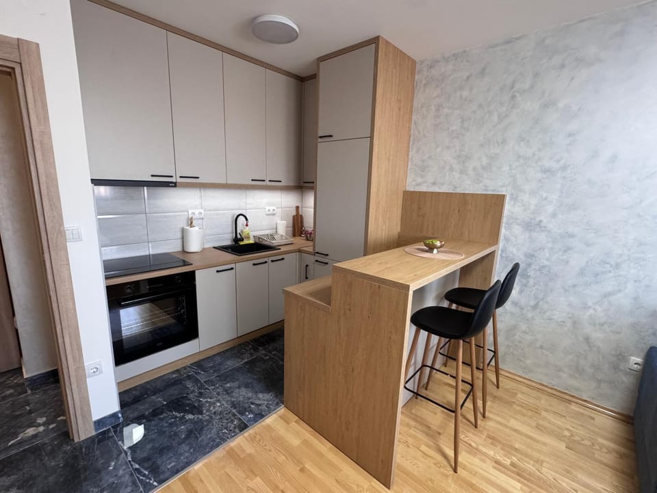 Coffee/tea facilities, Kitchen or kitchenette, Dining area, minibar, oven, stove