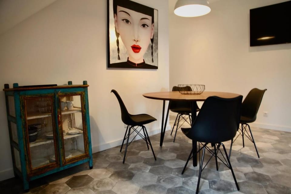 TV and multimedia, Living room, Seating area, Dining area