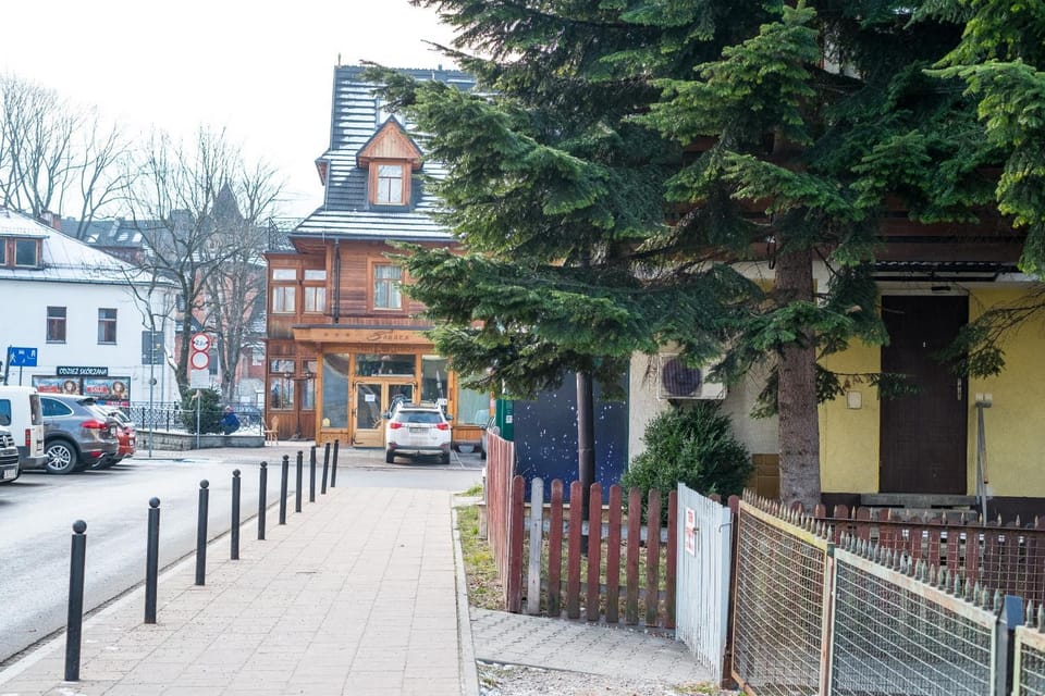 Property building, Day, Neighbourhood, Street view, Location