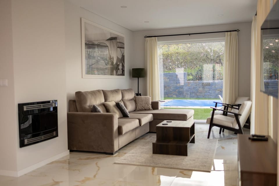 Patio, Communal lounge/ TV room, Garden, TV and multimedia, Living room, Decorative detail, Seating area, Evening entertainment, Garden view, Pool view, Swimming pool, fireplace