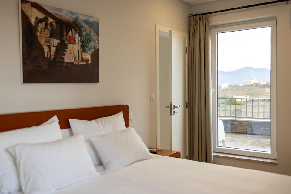 Bed, Natural landscape, Balcony/Terrace, Decorative detail, Bedroom, Mountain view