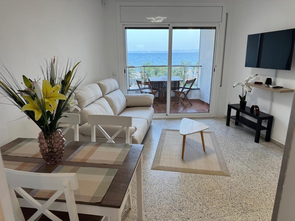 Communal lounge/ TV room, Dining area