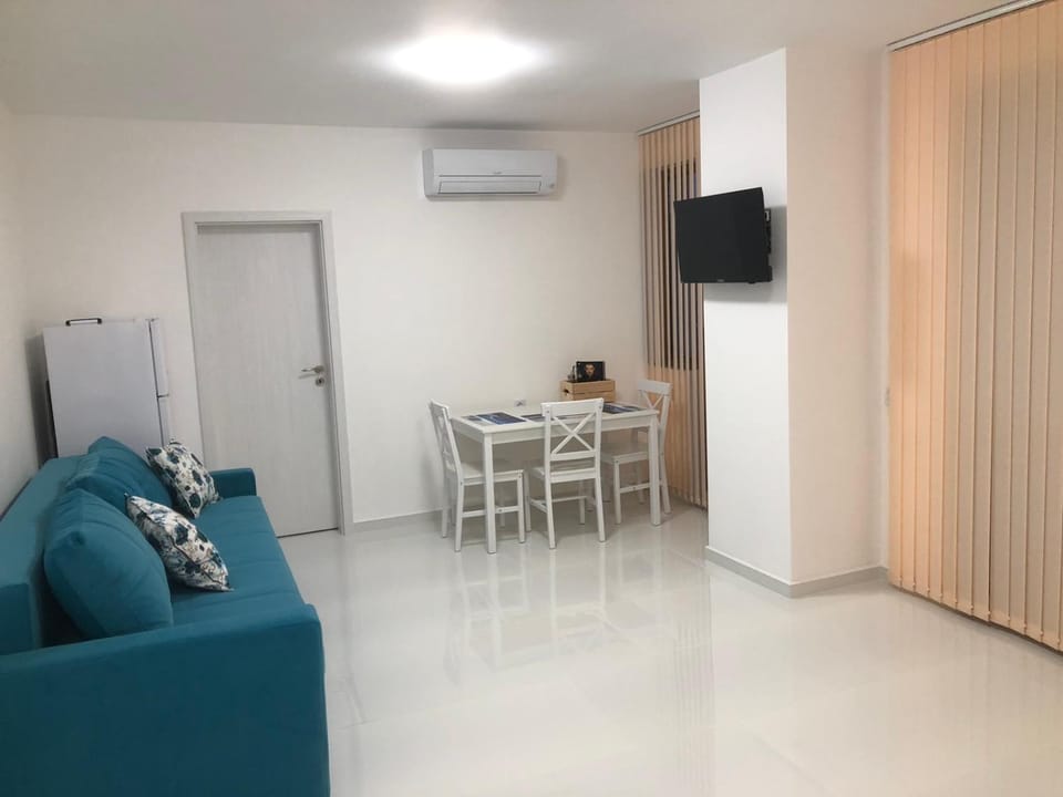 Communal lounge/ TV room, Kitchen or kitchenette, Living room, Seating area, Dining area, air conditioner
