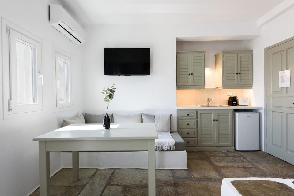 TV and multimedia, Kitchen or kitchenette, Dining area, stove
