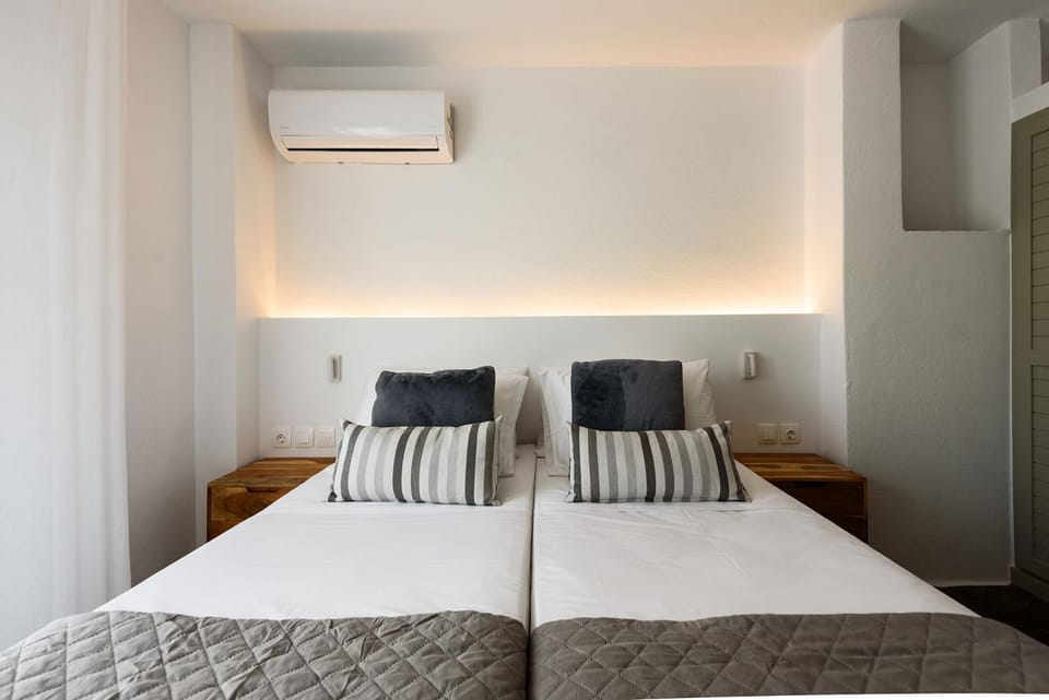 Bed, Bedroom, air conditioner