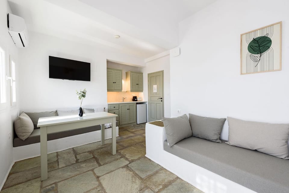 TV and multimedia, Kitchen or kitchenette, Living room, Seating area, Dining area, air conditioner