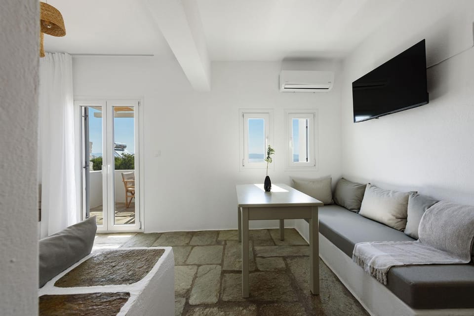 TV and multimedia, Living room, Seating area, Dining area, Evening entertainment, air conditioner