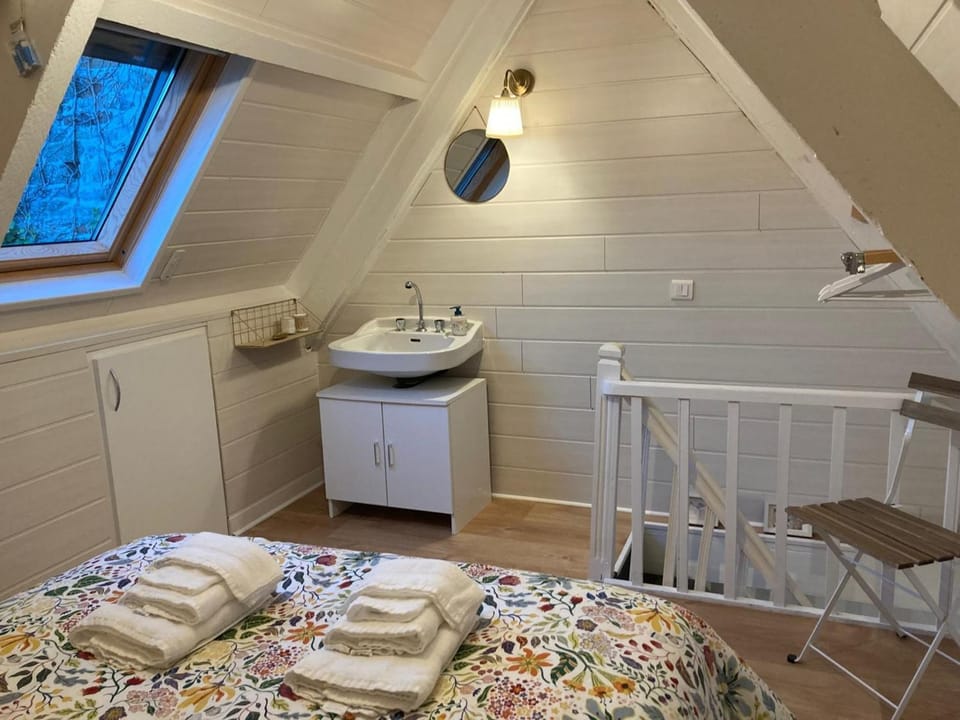 Bed, Photo of the whole room, Bedroom, towels