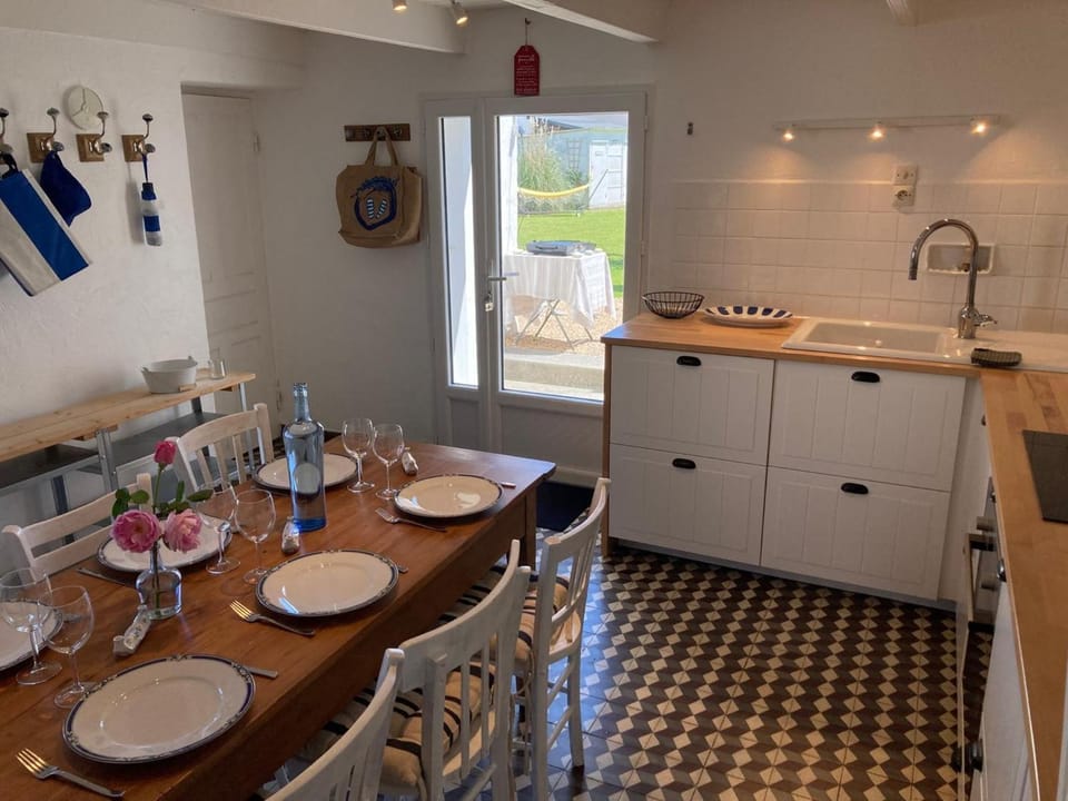 Kitchen or kitchenette, Dining area, stove