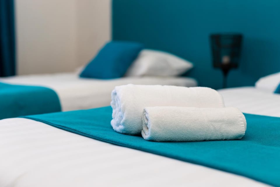 Bed, Bedroom, towels