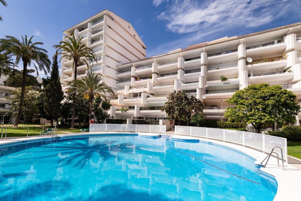 Property building, Day, Swimming pool, sunbed