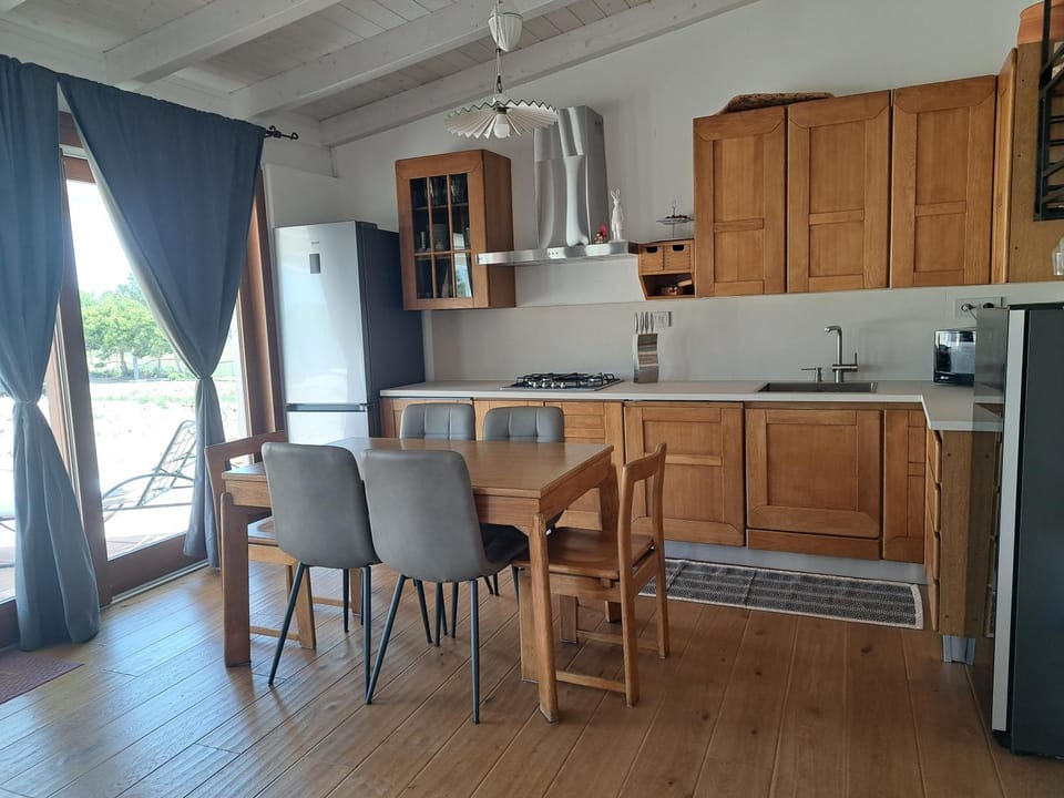 Kitchen or kitchenette, Dining area, dishwasher, stove