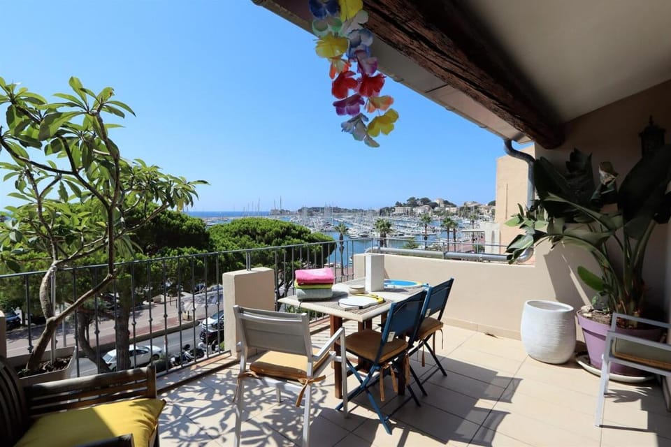 Duplex de 95 m2 sur le port, 17m2 de terrasse,parking Apartment in French Riviera