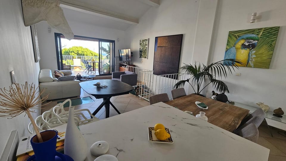 Duplex de 95 m2 sur le port, 17m2 de terrasse,parking Apartment in French Riviera