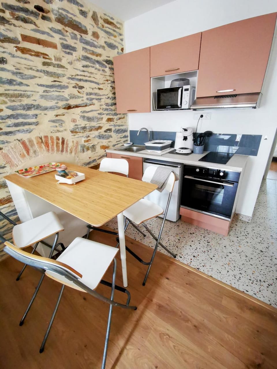 Kitchen or kitchenette, Dining area, oven, stove