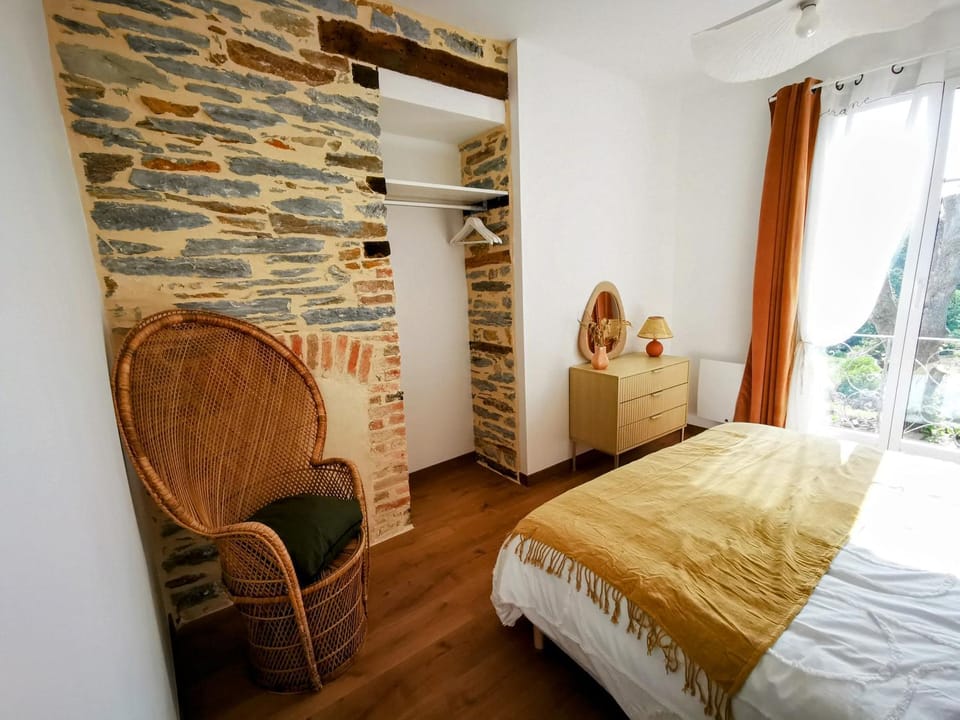 Photo of the whole room, Bedroom