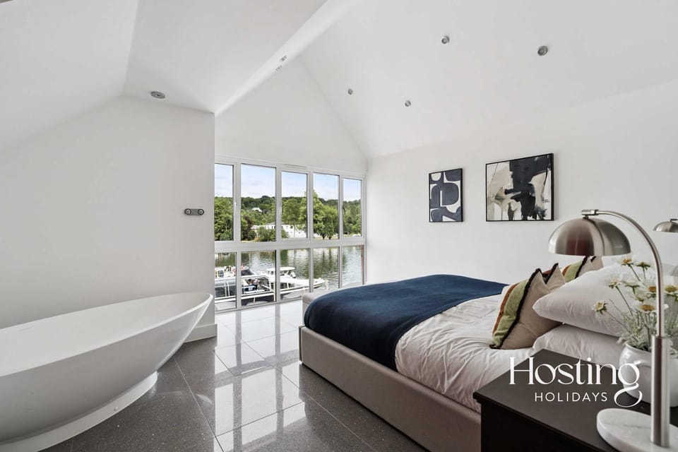 Bed, Photo of the whole room, Bedroom, Bath