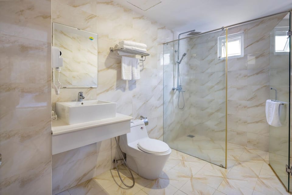 Shower, Toilet, Bathroom, towels