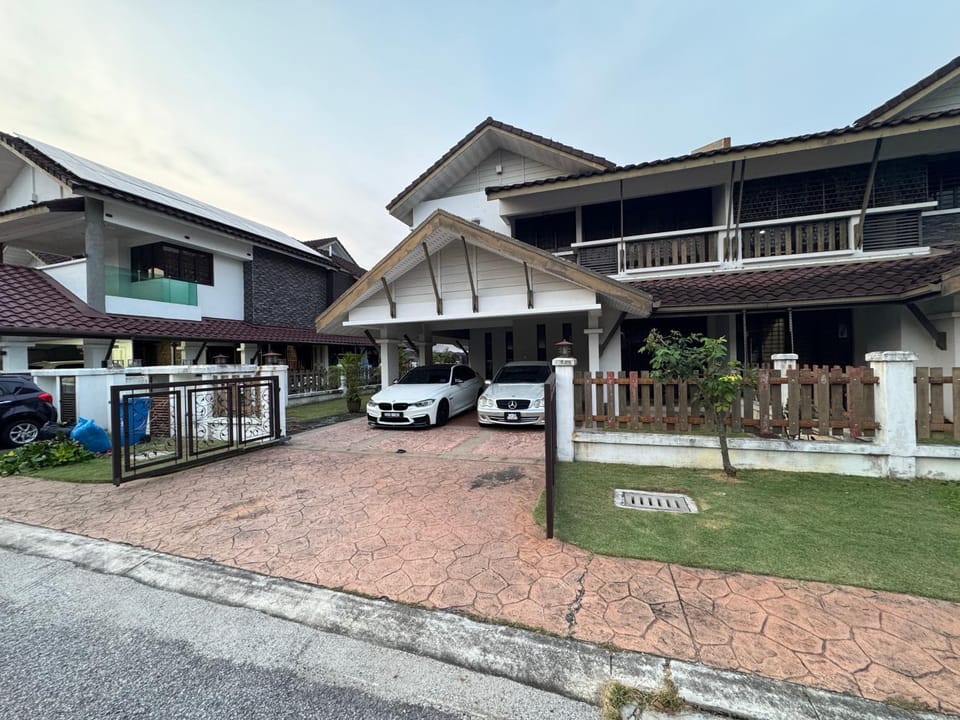 Property building, Day, Neighbourhood, Street view, Location, Parking