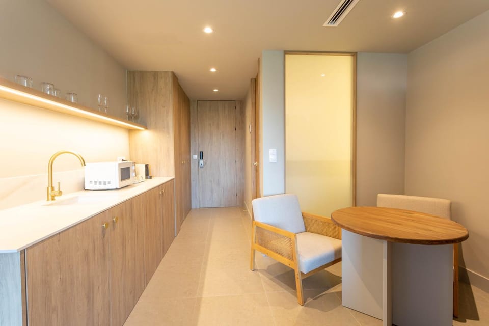 Coffee/tea facilities, Kitchen or kitchenette, Living room, Seating area, minibar