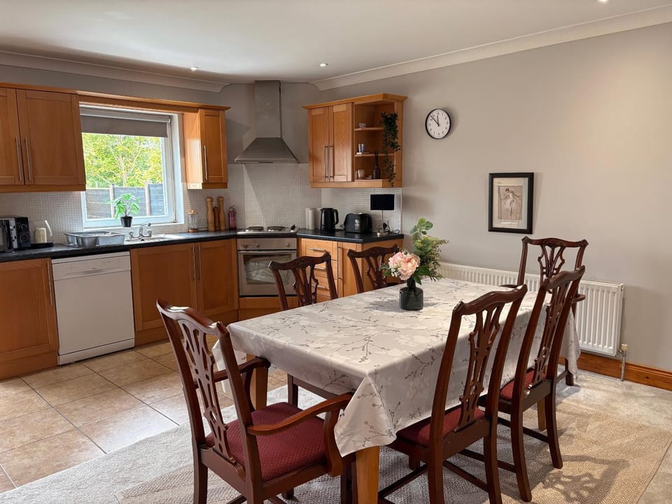 Kitchen or kitchenette, Dining area, stove, toaster