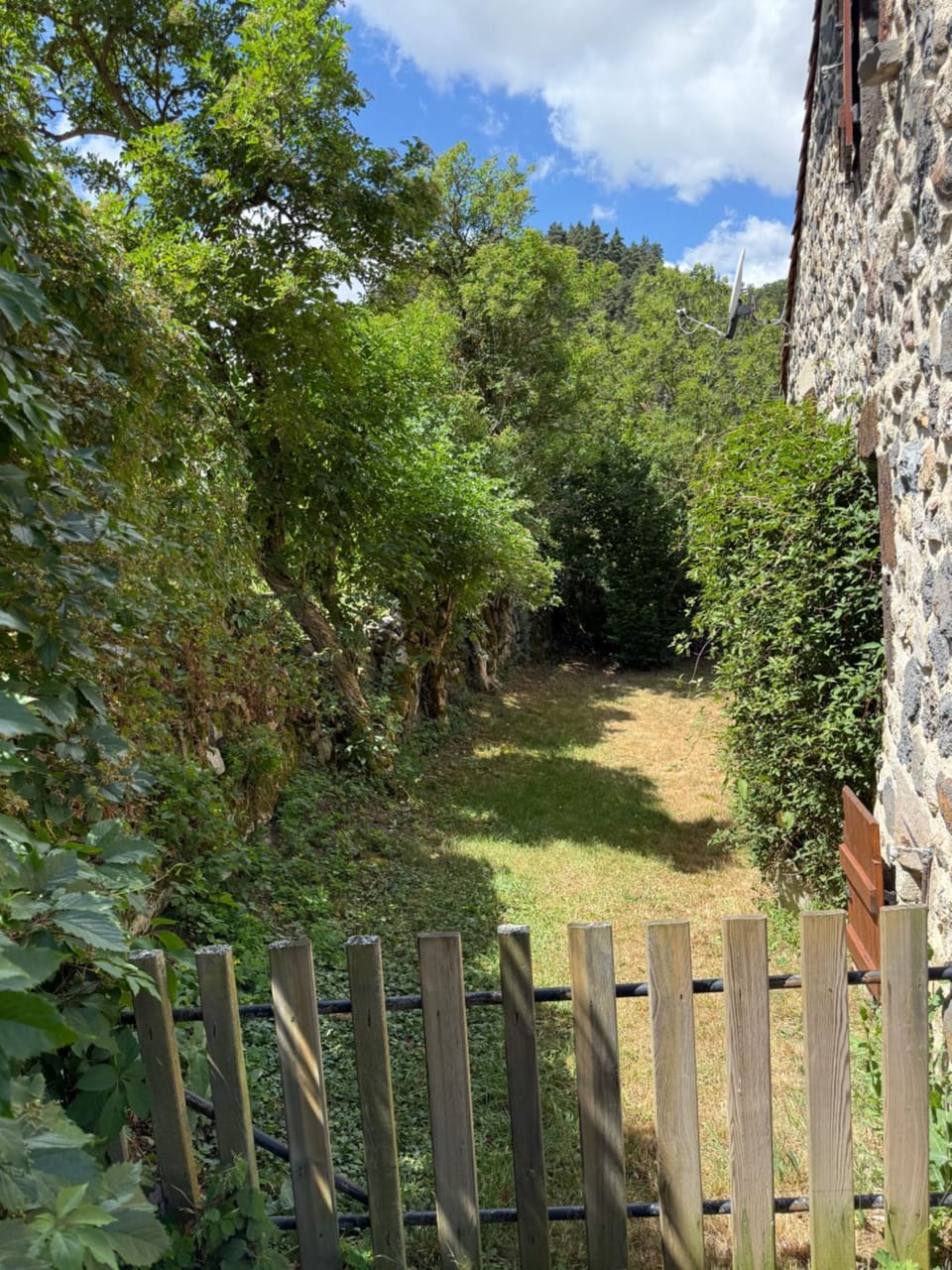 Gite LES SOURCES, 9 pers, 11 couchages - Arlempdes, classé un des plus beaux villages de France House in Auvergne-Rhône-Alpes