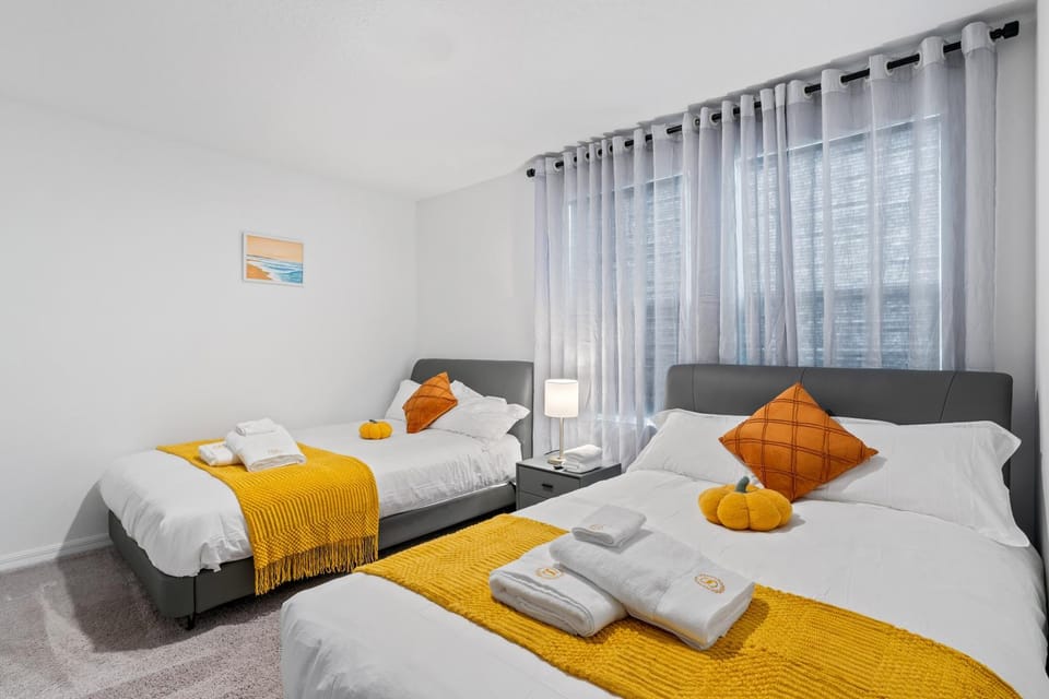 Bed, Bedroom, towels
