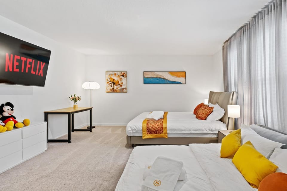 Bed, TV and multimedia, Bedroom, towels