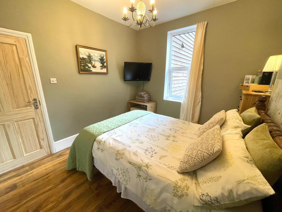 Bed, TV and multimedia, Photo of the whole room, Bedroom