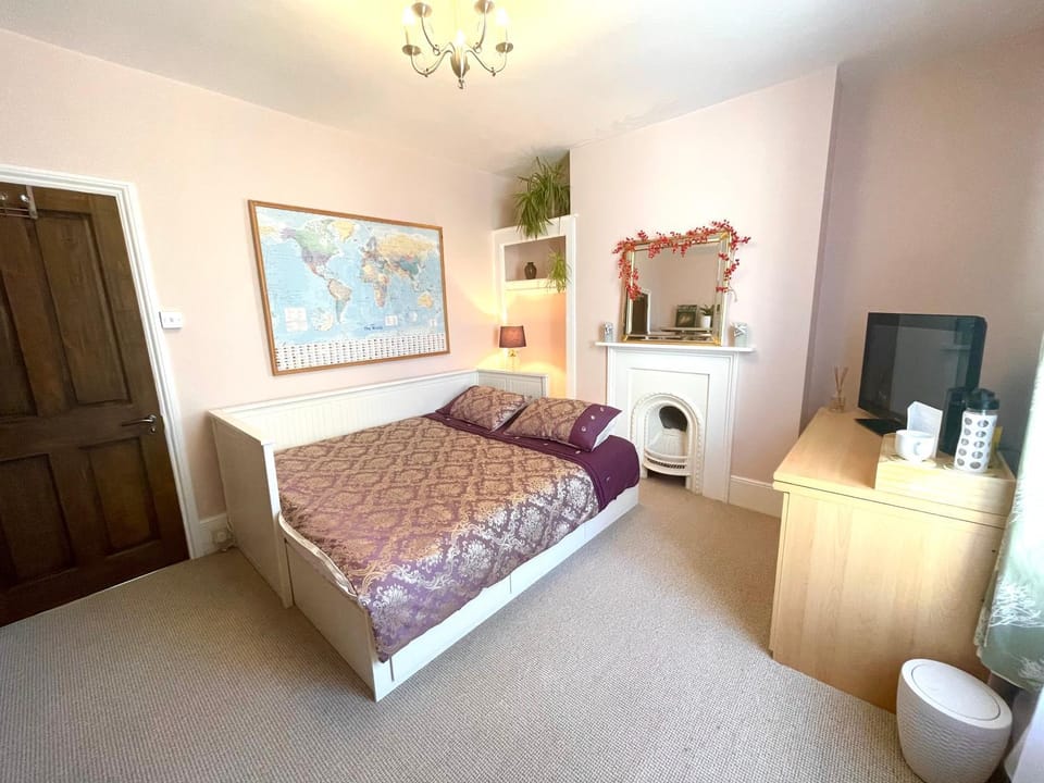 Bed, TV and multimedia, Photo of the whole room, Bedroom