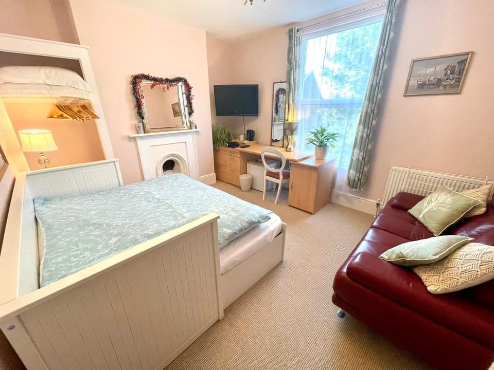 Bed, Photo of the whole room, Bedroom, wardrobe