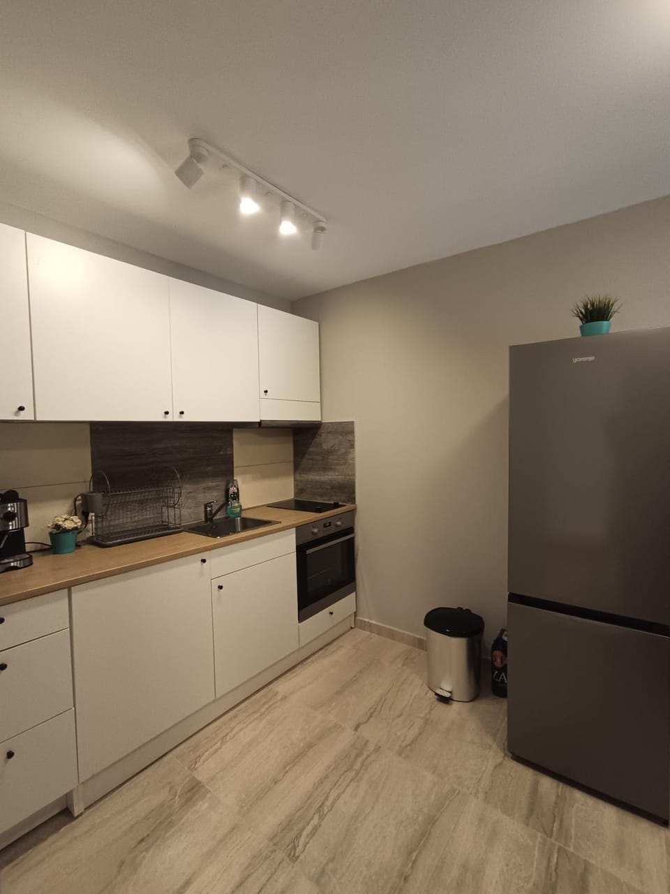 Coffee/tea facilities, Kitchen or kitchenette, oven, stove