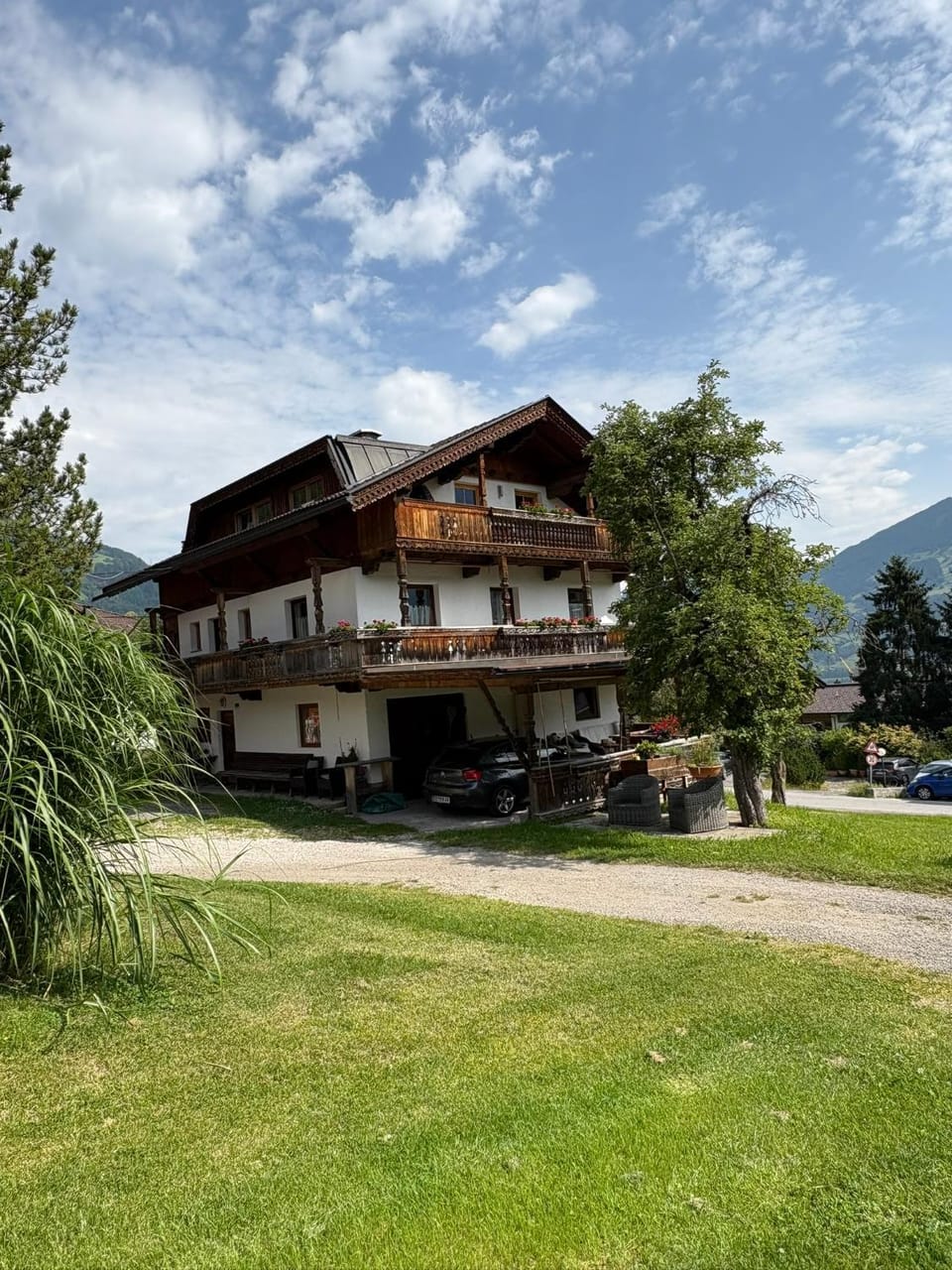 Property building, Garden, Parking