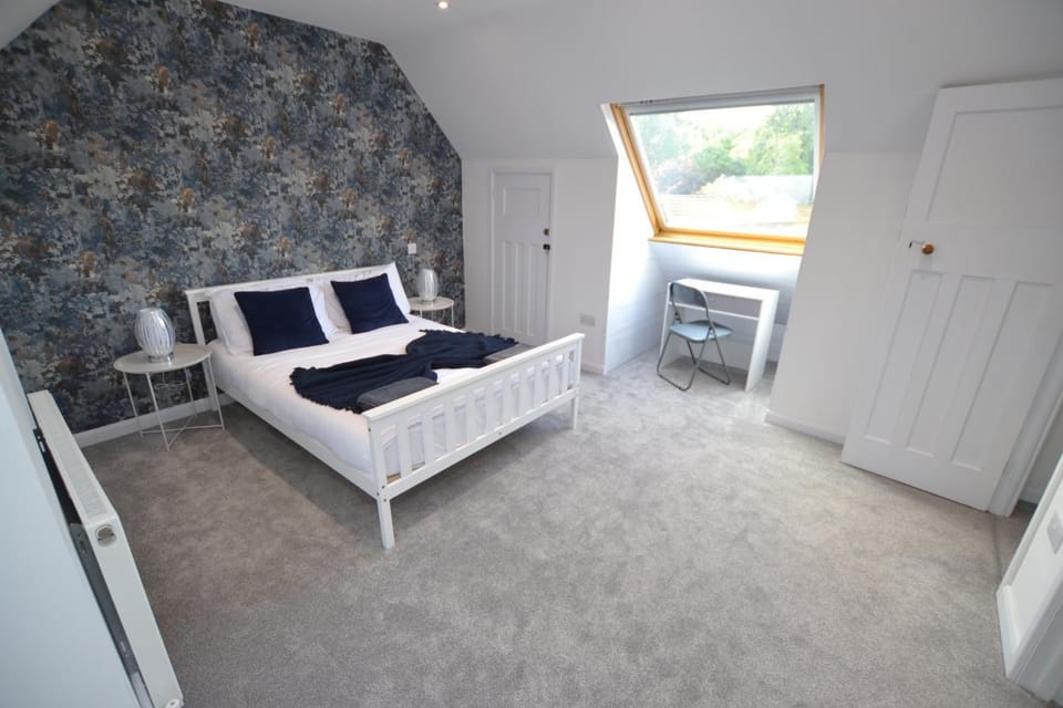 Bed, Photo of the whole room, Bedroom