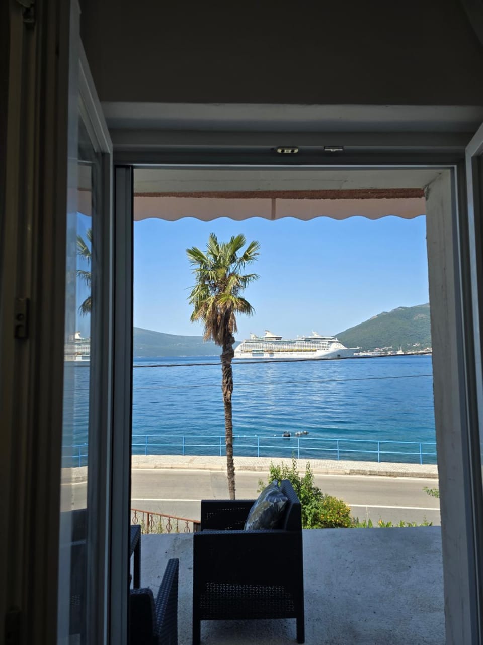 Day, Natural landscape, View (from property/room), Balcony/Terrace, Living room, Seating area, Sea view