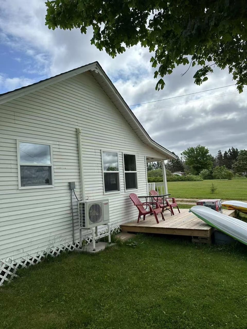 Sea breeze Retreat-Family-Friendly 3BR Waterfront Cottage with Private Deck Villa in Prince Edward Island
