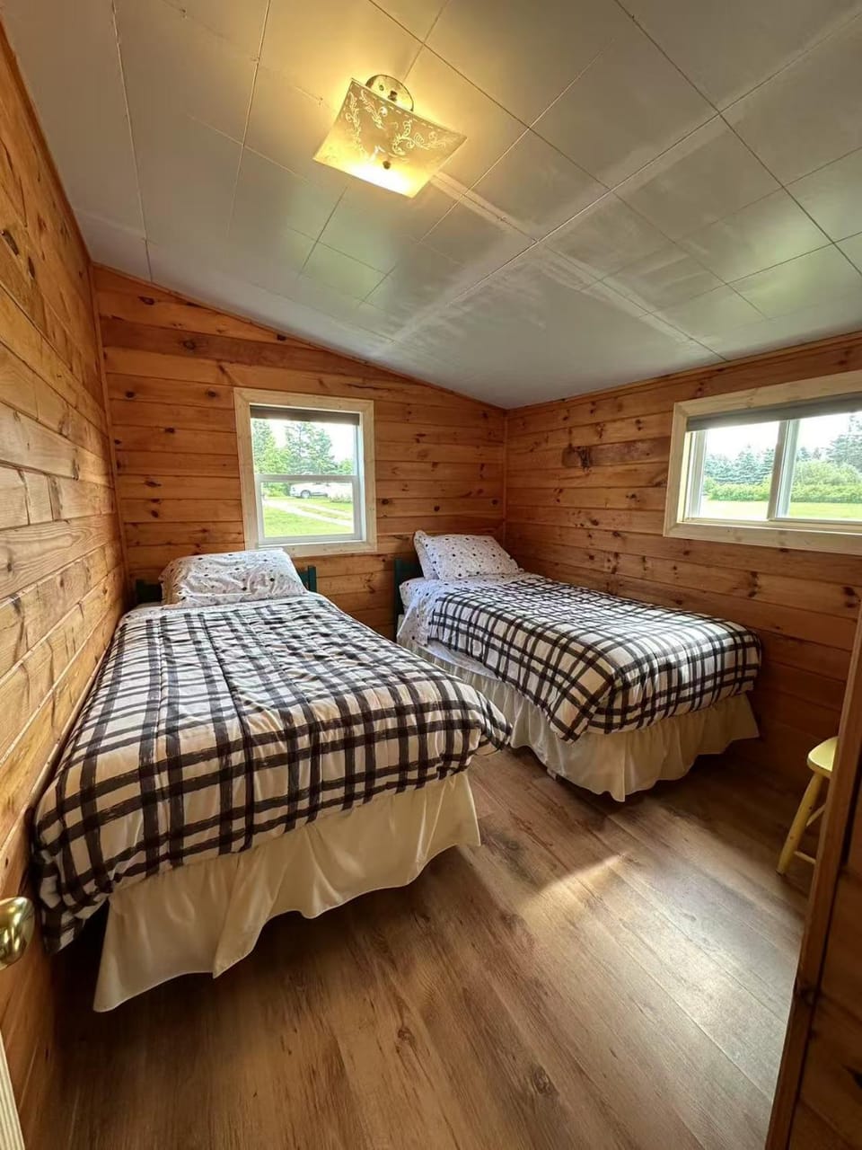 Sea breeze Retreat-Family-Friendly 3BR Waterfront Cottage with Private Deck Villa in Prince Edward Island