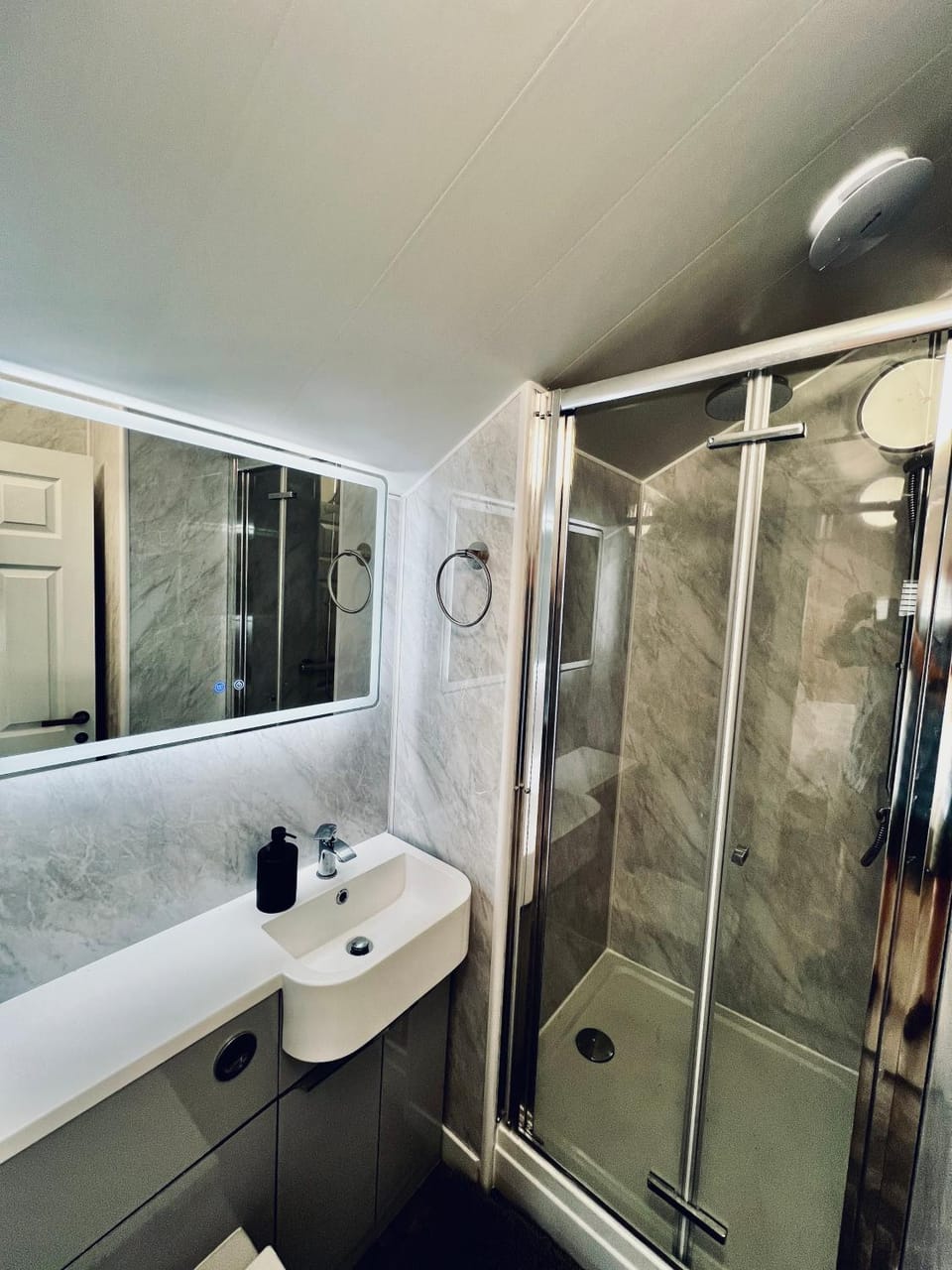 PENTHOUSE SOUTH Ocean Front Not Sea View EV 73 type2 untethered Bed and Breakfast in Saltburn-by-the-Sea