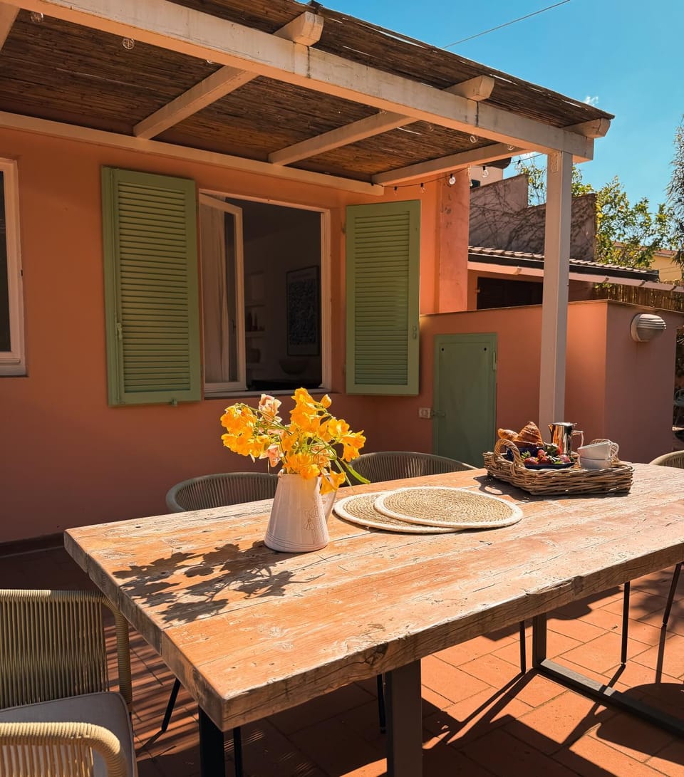 Patio, Day, Dining area