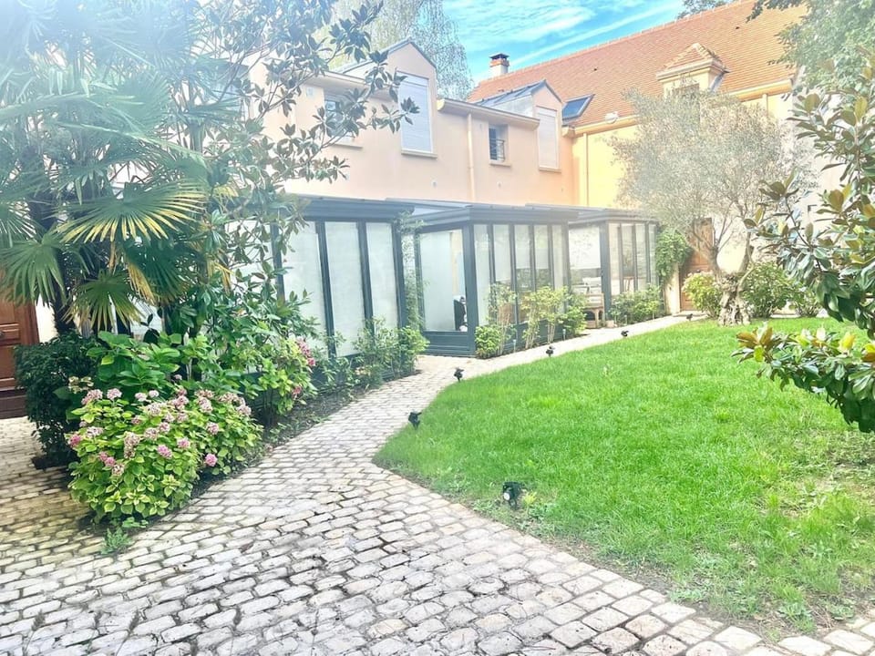 Duplex-Saint-Rémy-lès-Chevreuse Apartment in Île-de-France