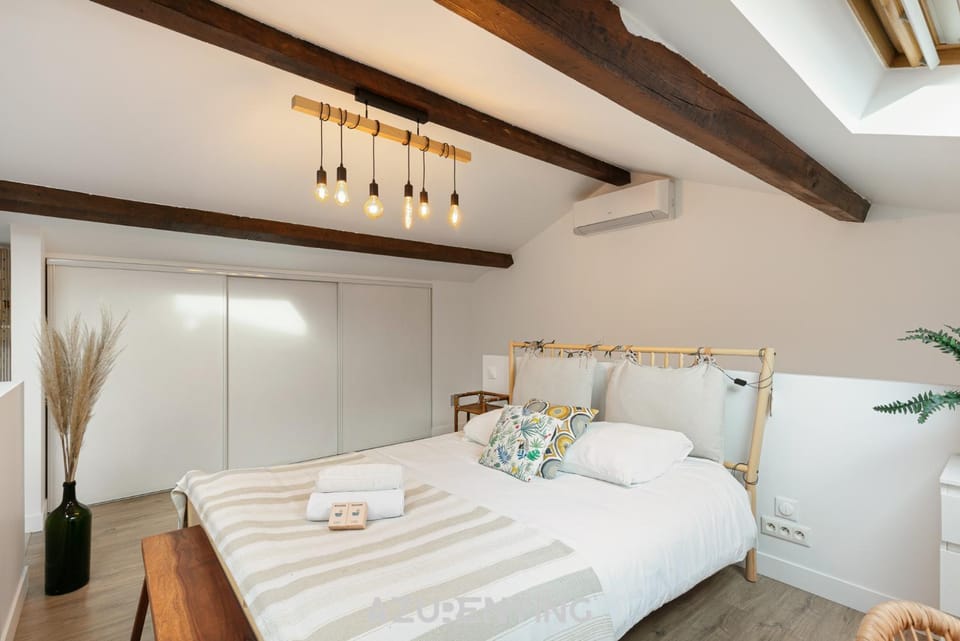 Bed, Photo of the whole room, Bedroom, towels, air conditioner