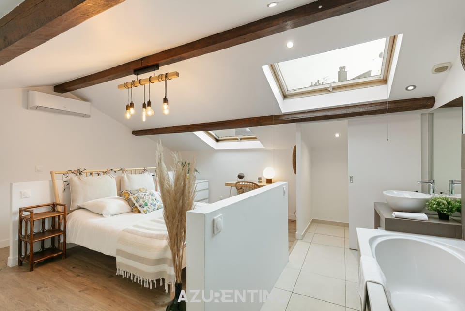 Toilet, Bed, Bathroom, Photo of the whole room, Bedroom, Bath, air conditioner