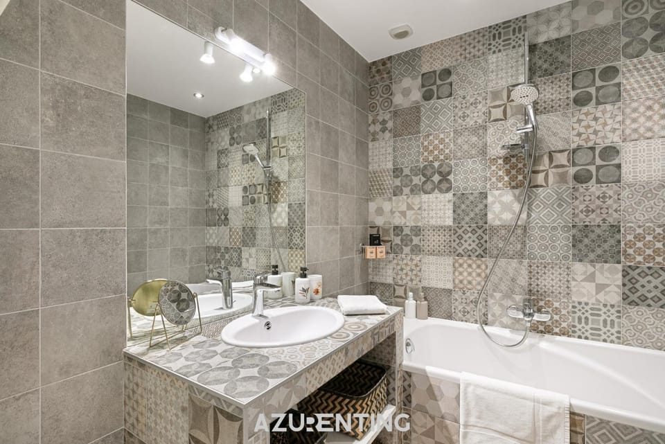 Bathroom, Bath, towels