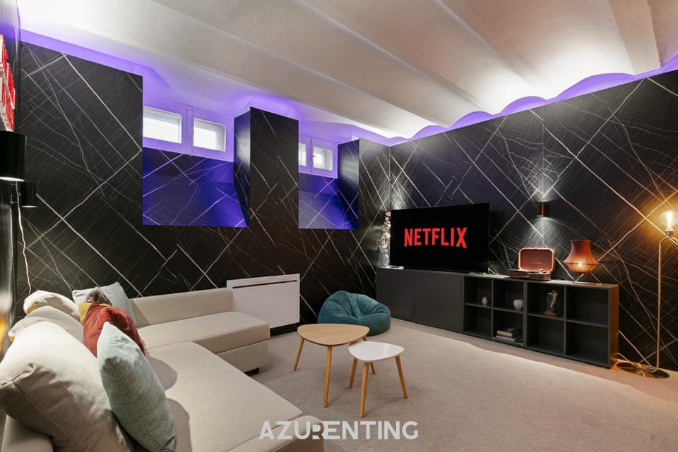 Bed, TV and multimedia, Living room