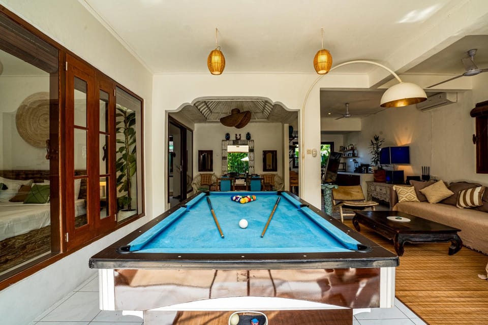 Billiard, Living room, Seating area